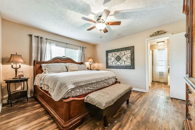 2422 Pilgrims Bend Drive, Friendswood, TX 77546