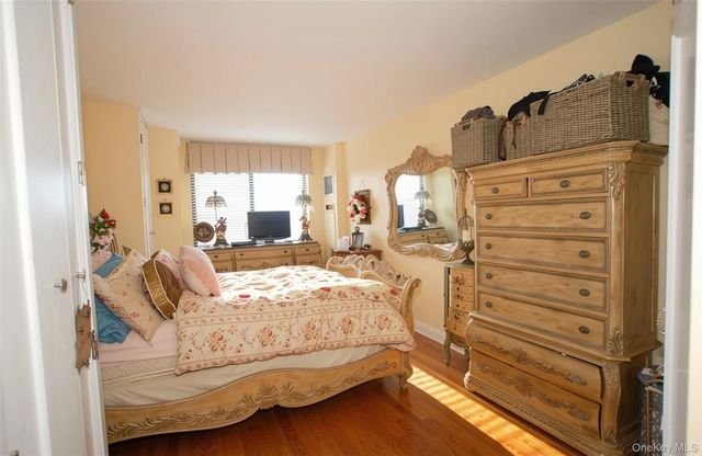 27010 Grand Central Parkway 4J, Floral Park, NY 11005