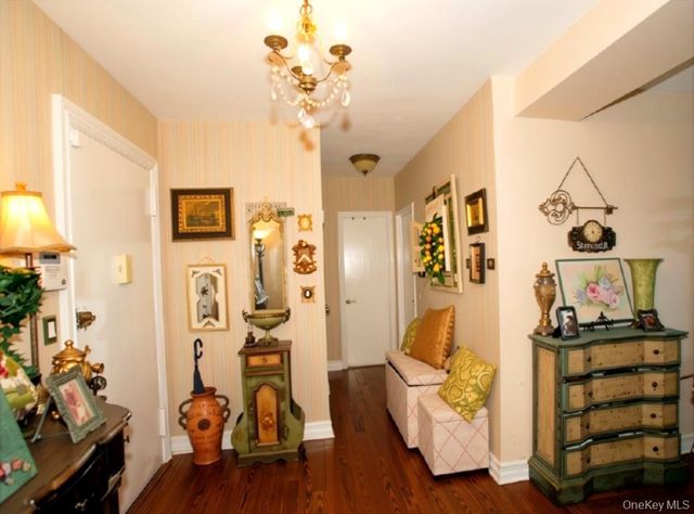 27010 Grand Central Parkway 4J, Floral Park, NY 11005