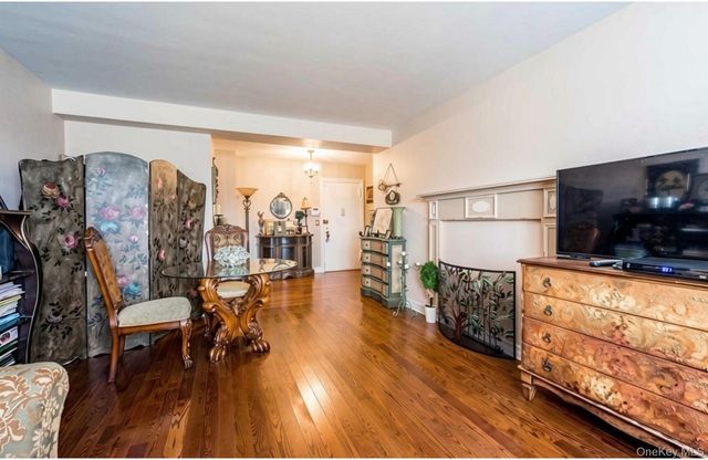 27010 Grand Central Parkway 4J, Floral Park, NY 11005