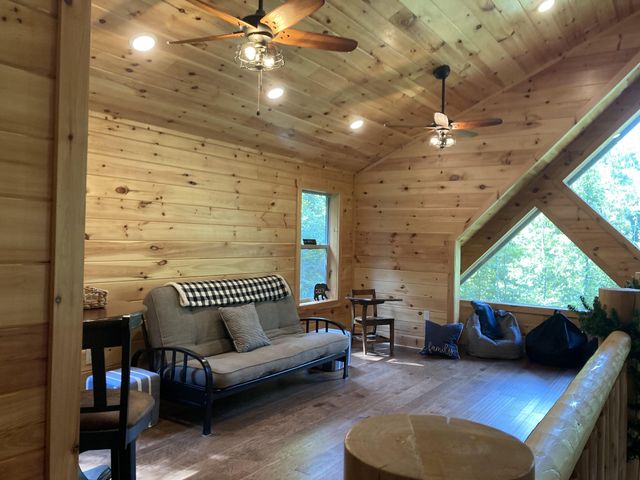 2809 Barefoot Pass Way, Pigeon Forge, TN 37863