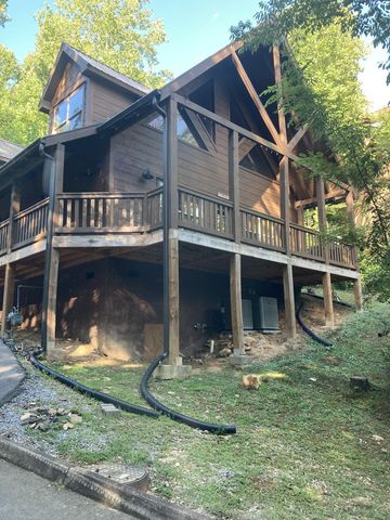 2809 Barefoot Pass Way, Pigeon Forge, TN 37863