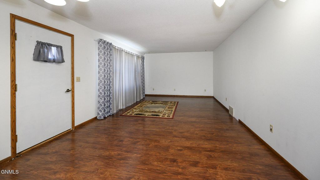 414 3rd Street S, Glen Ullin, ND 58631 photo 2