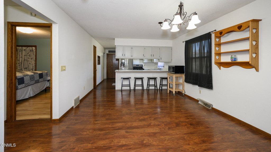 414 3rd Street S, Glen Ullin, ND 58631 photo 3