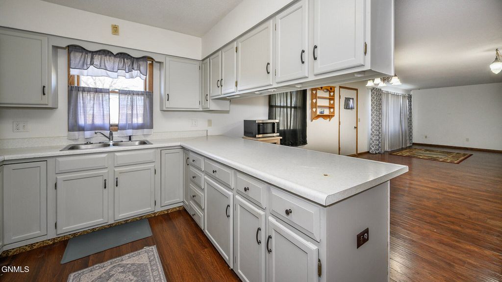 414 3rd Street S, Glen Ullin, ND 58631 photo 4