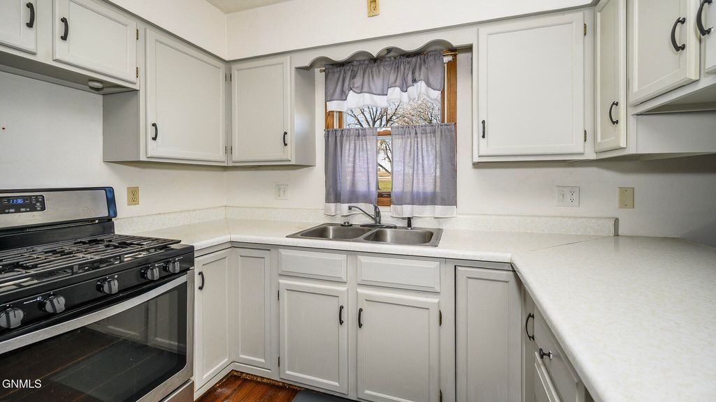 414 3rd Street S, Glen Ullin, ND 58631 photo 5