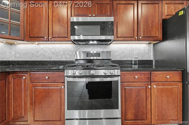 734 Lake Ridge Road, Rochester Hills, MI 48307