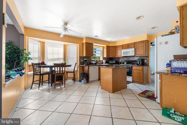4 FLAGSTONE DR, Sicklerville, NJ 08081