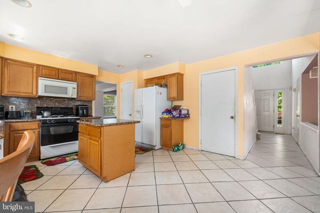 4 FLAGSTONE DR, Sicklerville, NJ 08081