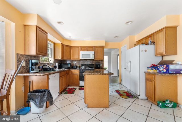 4 FLAGSTONE DR, Sicklerville, NJ 08081