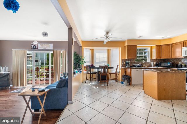 4 FLAGSTONE DR, Sicklerville, NJ 08081