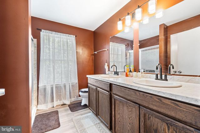 4 FLAGSTONE DR, Sicklerville, NJ 08081