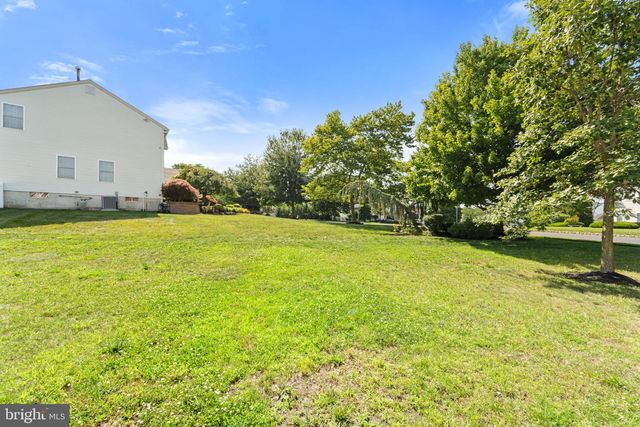 4 FLAGSTONE DR, Sicklerville, NJ 08081