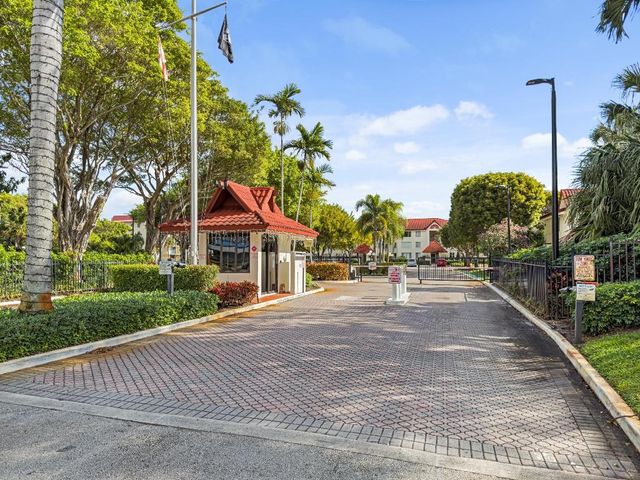 110 Half Moon Circle D1, Hypoluxo, FL 33462