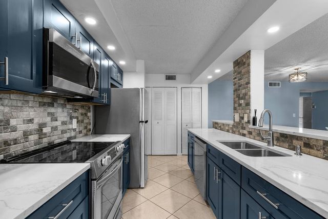 110 Half Moon Circle D1, Hypoluxo, FL 33462