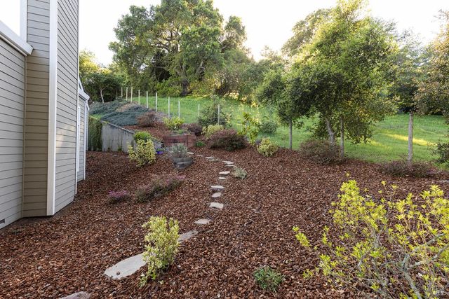 42 Clement Ct, Napa, CA 94558