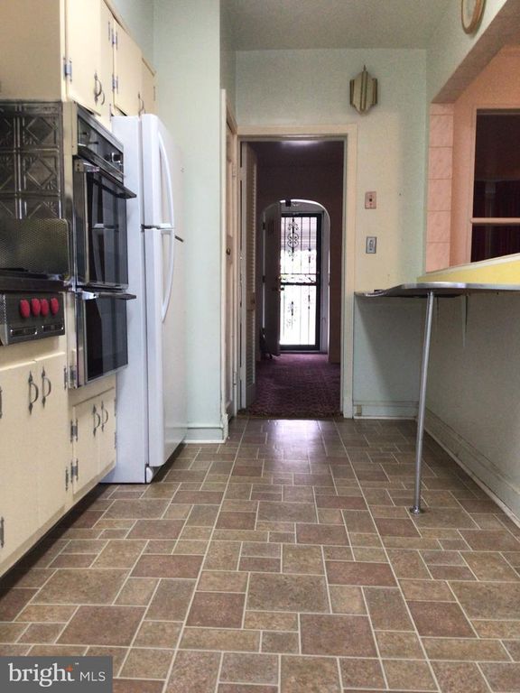 Image 6 of property listing at 1547 LOCHWOOD RD, Baltimore, MD 21218