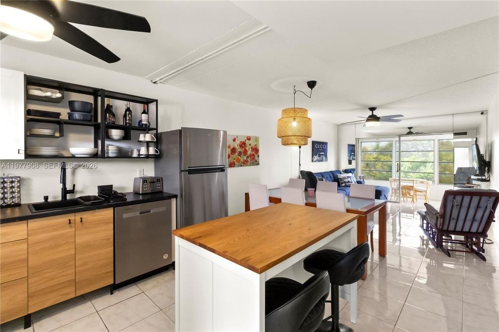 2901 NW 46th Ave 307, Lauderdale Lakes, FL 33313