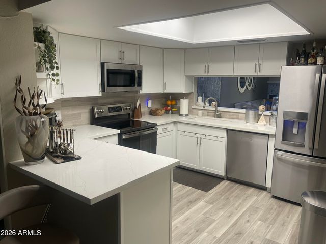2701 E CACTUS Road, Phoenix, AZ 85032