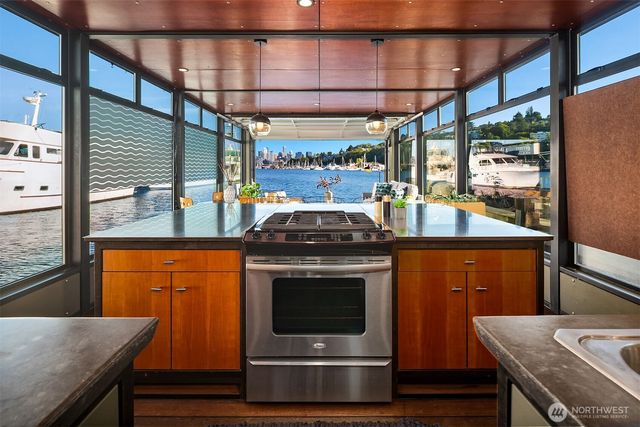 1301 N Northlake Way, Seattle, WA 98103
