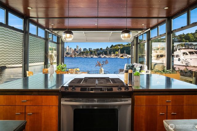 1301 N Northlake Way, Seattle, WA 98103