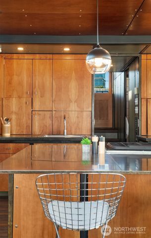 1301 N Northlake Way, Seattle, WA 98103
