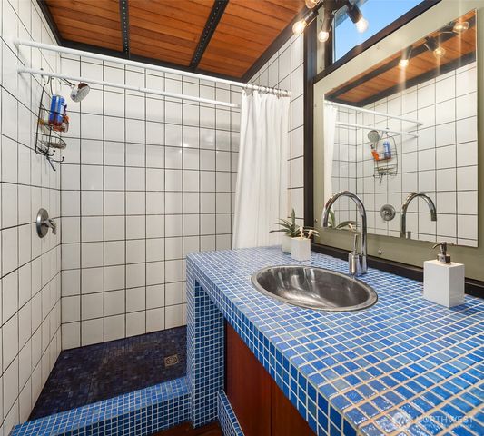 1301 N Northlake Way, Seattle, WA 98103