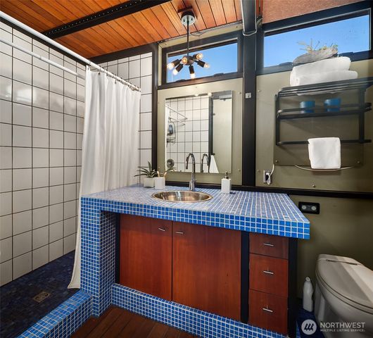 1301 N Northlake Way, Seattle, WA 98103