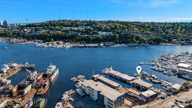 1301 N Northlake Way, Seattle, WA 98103
