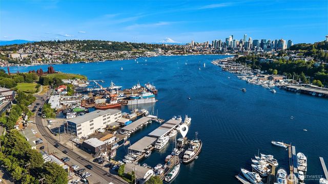 1301 N Northlake Way, Seattle, WA 98103