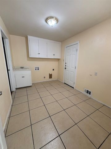 615 Oak Forest Drive, Dallas, TX 75232