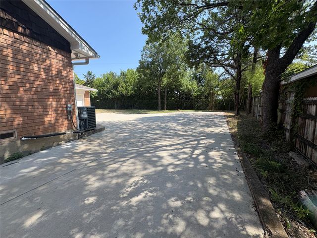 615 Oak Forest Drive, Dallas, TX 75232