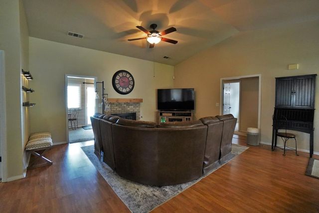 335 Kenwood Drive, Lemoore, CA 93245