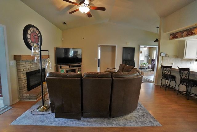 335 Kenwood Drive, Lemoore, CA 93245