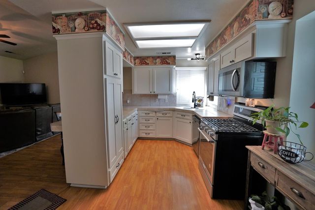 335 Kenwood Drive, Lemoore, CA 93245