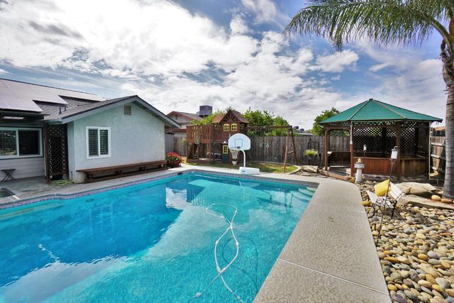 335 Kenwood Drive, Lemoore, CA 93245