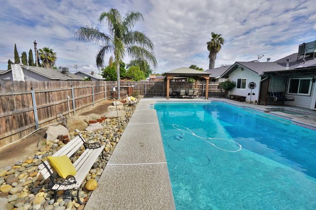 335 Kenwood Drive, Lemoore, CA 93245
