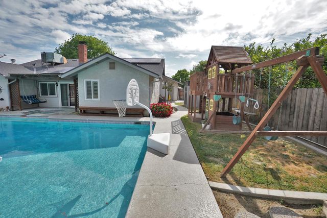 335 Kenwood Drive, Lemoore, CA 93245