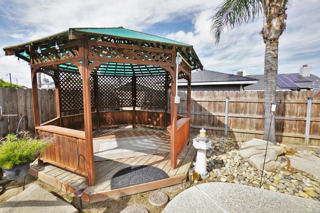 335 Kenwood Drive, Lemoore, CA 93245