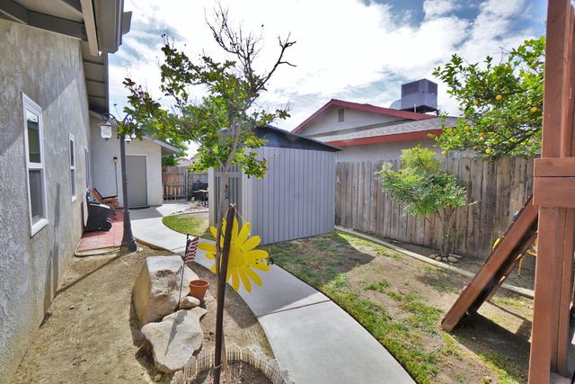 335 Kenwood Drive, Lemoore, CA 93245