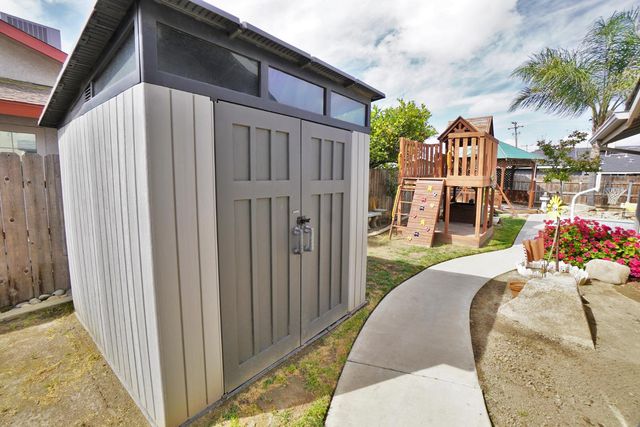 335 Kenwood Drive, Lemoore, CA 93245