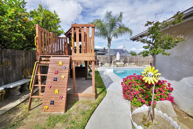 335 Kenwood Drive, Lemoore, CA 93245