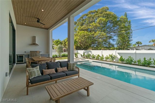 803 96th AVE N, Naples, FL 34108