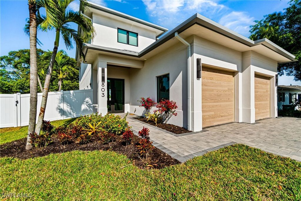 803 96th AVE N, Naples, FL 34108