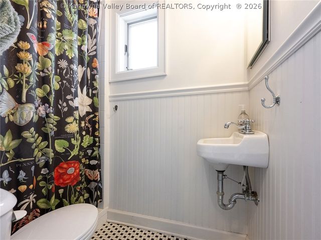 957 Ridgemont Road, Charleston, WV 25314