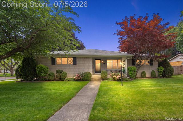 17048 Harbor Hill Drive, Clinton Charter Township, MI 48035