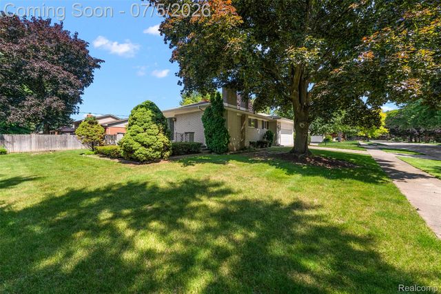17048 Harbor Hill Drive, Clinton Charter Township, MI 48035