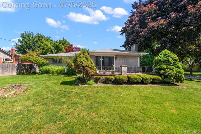 17048 Harbor Hill Drive, Clinton Charter Township, MI 48035