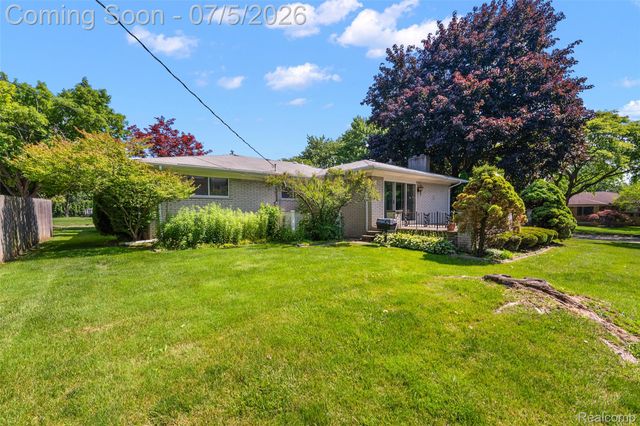 17048 Harbor Hill Drive, Clinton Charter Township, MI 48035