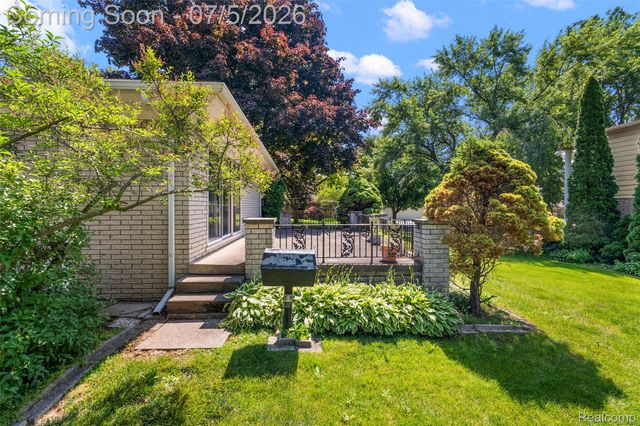 17048 Harbor Hill Drive, Clinton Charter Township, MI 48035